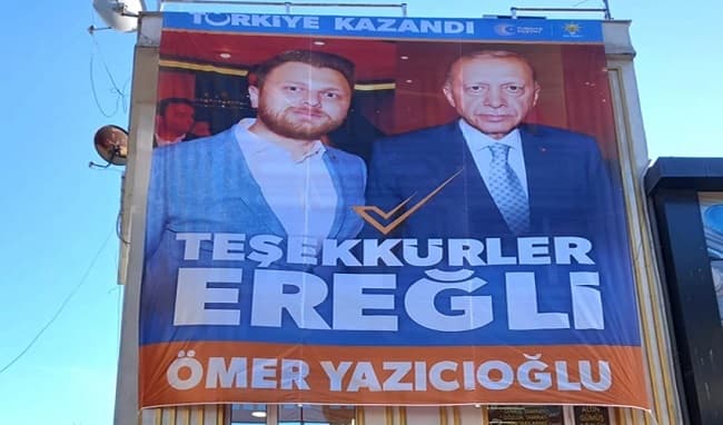 Üzerinde “Türkiye Kazandı — Teşekkürler Ereğli” yazan, Ömer Yazıcıoğlu ve Cumhurbaşkanı Recep Tayyip Erdoğan’ın fotoğraflarını taşıyan sokak afişi