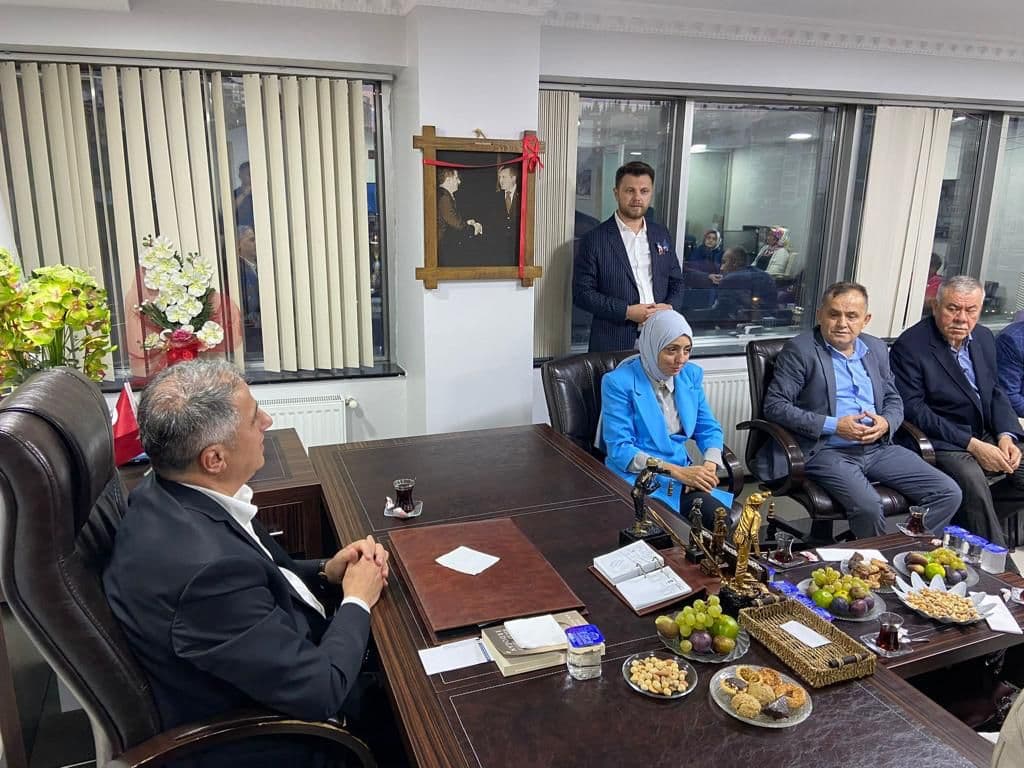 Bir makam odasında düzenlenen ziyarette masanın karşısında oturan konuklar