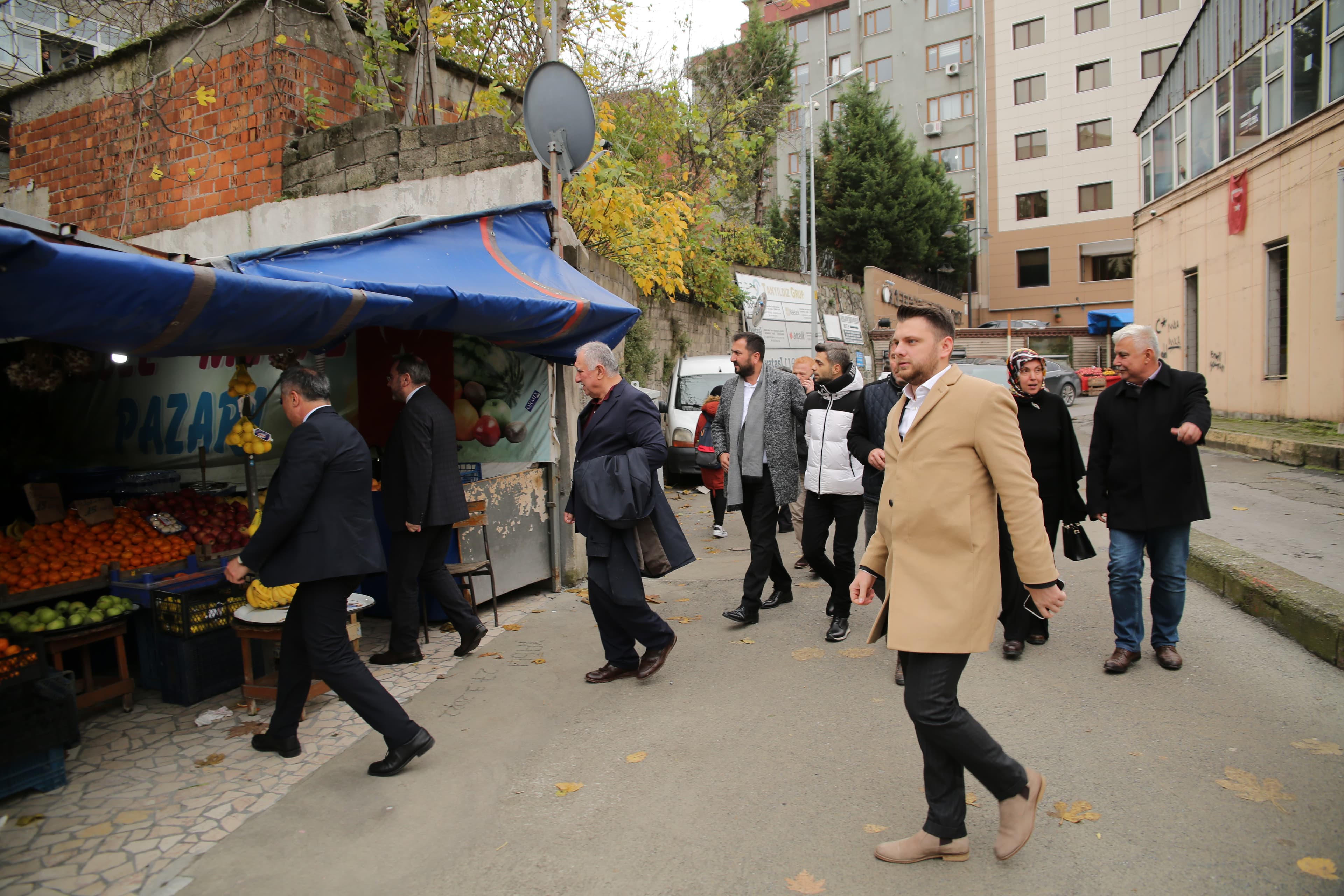 Ömer Yazıcıoğlu ve beraberindeki heyet, pazar yerinde esnafı ziyaret ederken