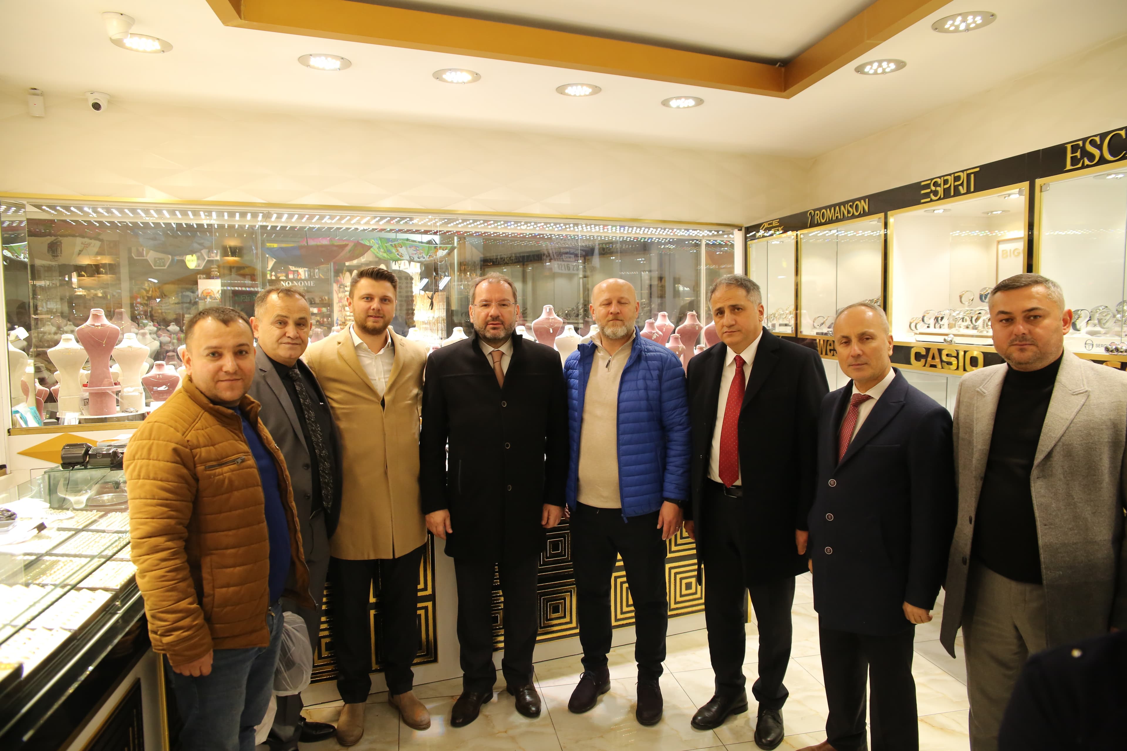 Ömer Yazıcıoğlu, bir kuyumcu dükkânında esnaf ve ziyaretçilerle birlikte