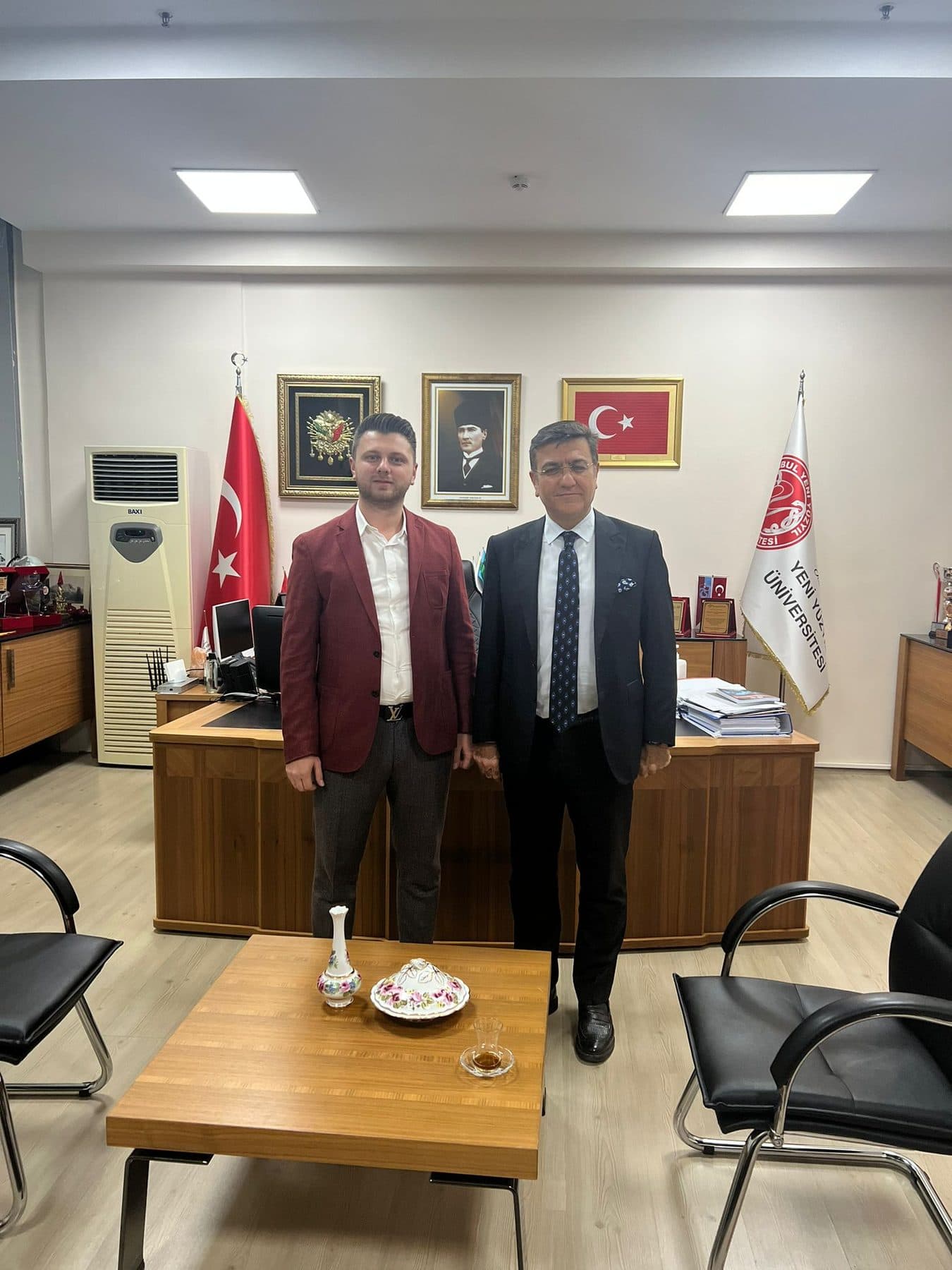 Ömer Yazıcıoğlu, Yeni Yüzyıl Üniversitesi’nde bir yetkiliyle makam odasında