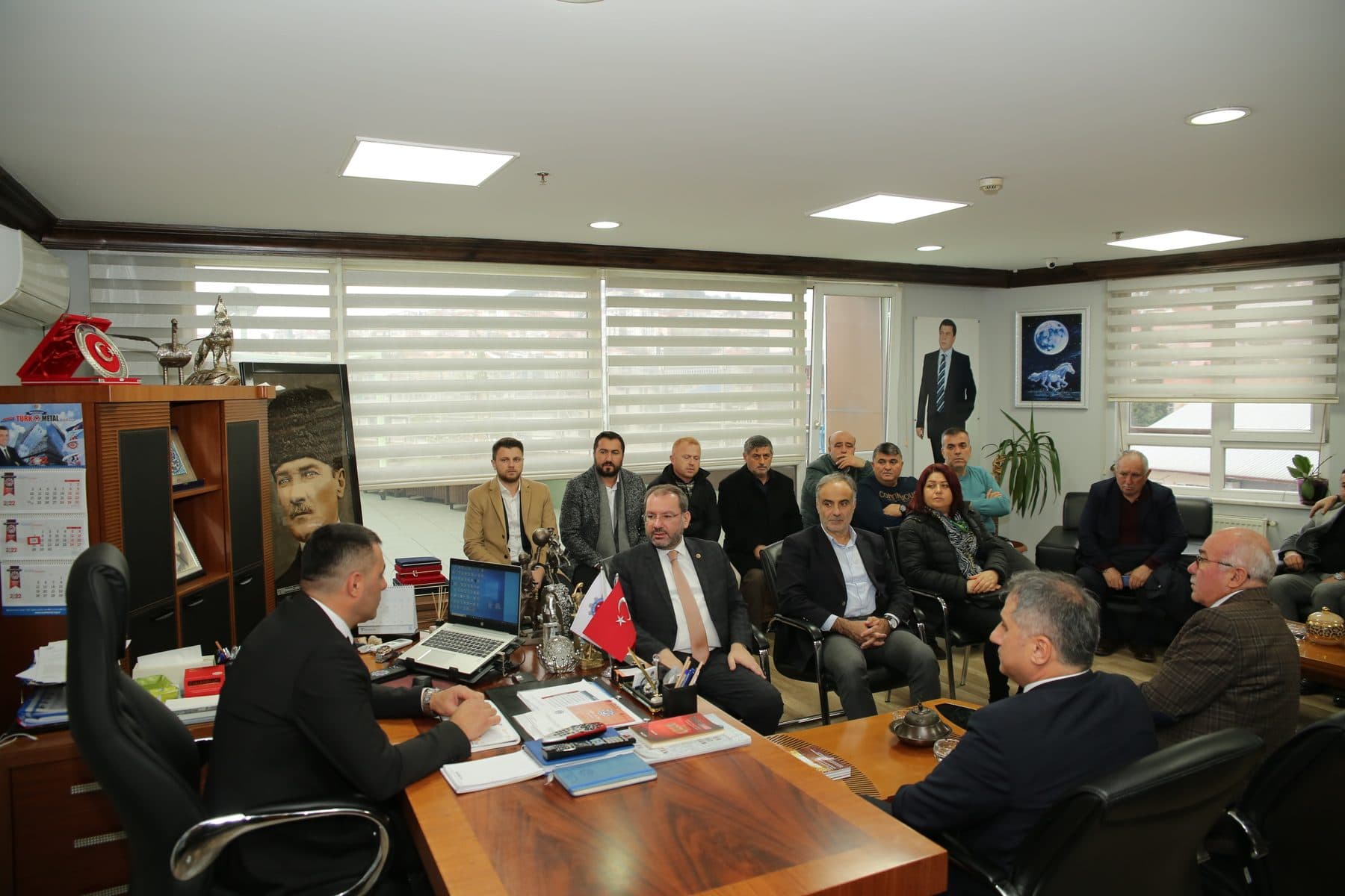 Bir sendika yönetim odasında düzenlenen istişare toplantısı