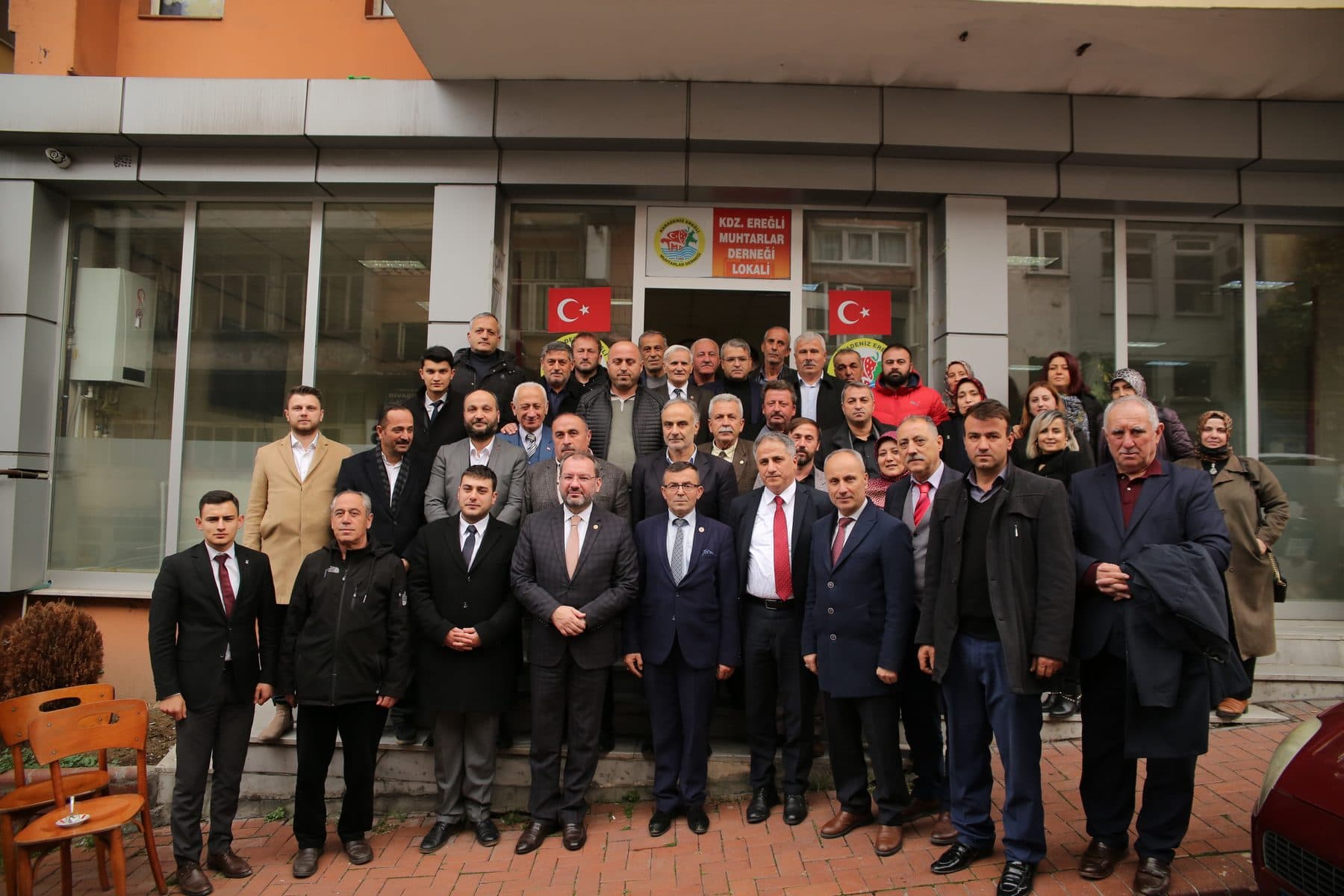 Kdz. Ereğli Muhtarlar Derneği binası önünde kalabalık toplu fotoğraf