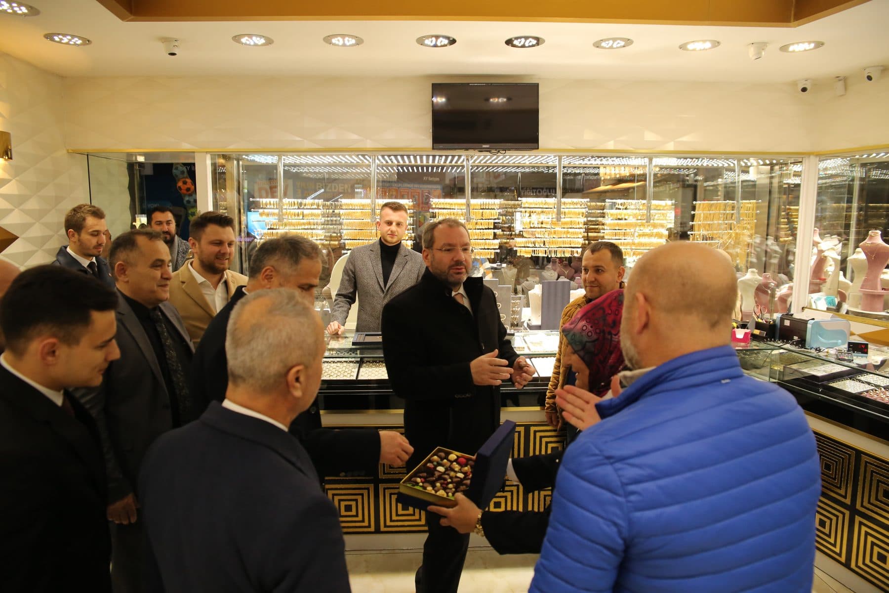 Kuyumcu dükkânında esnafla sohbet eden ziyaretçi grubu