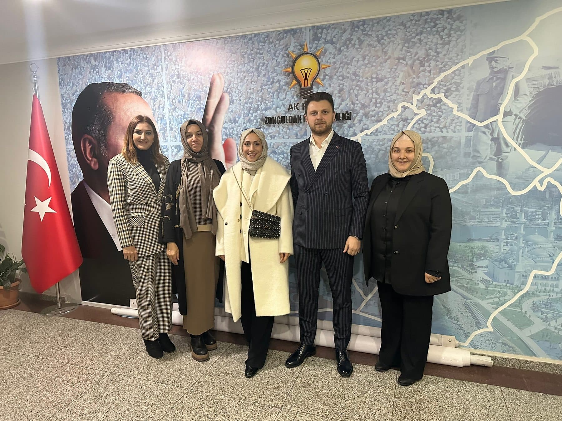 Ömer Yazıcıoğlu, AK Parti Zonguldak İl Başkanlığı’nda dört kadın üyeyle toplu fotoğraf