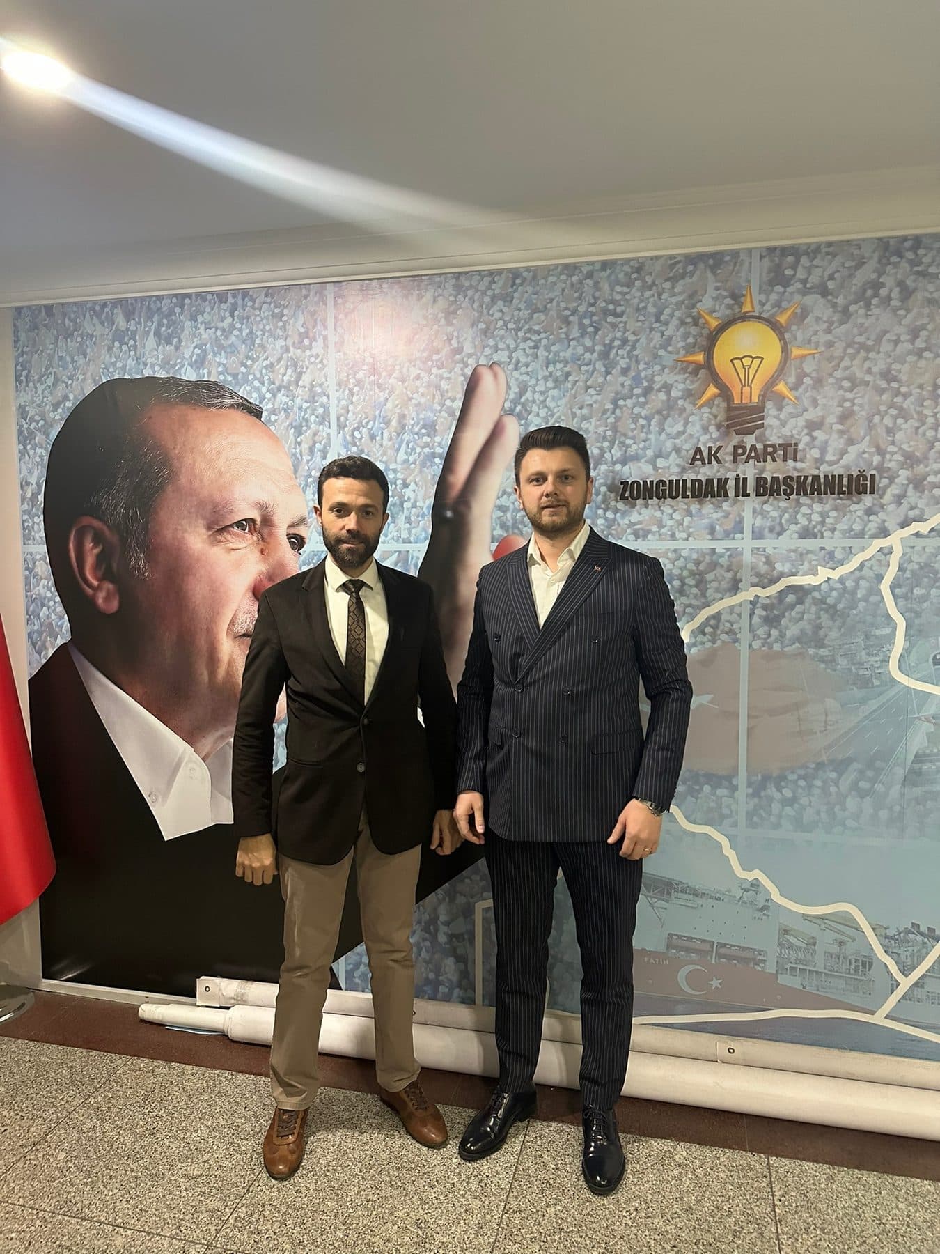 Ömer Yazıcıoğlu, AK Parti Zonguldak İl Başkanlığı’nda duvar panosu önünde bir kişiyle