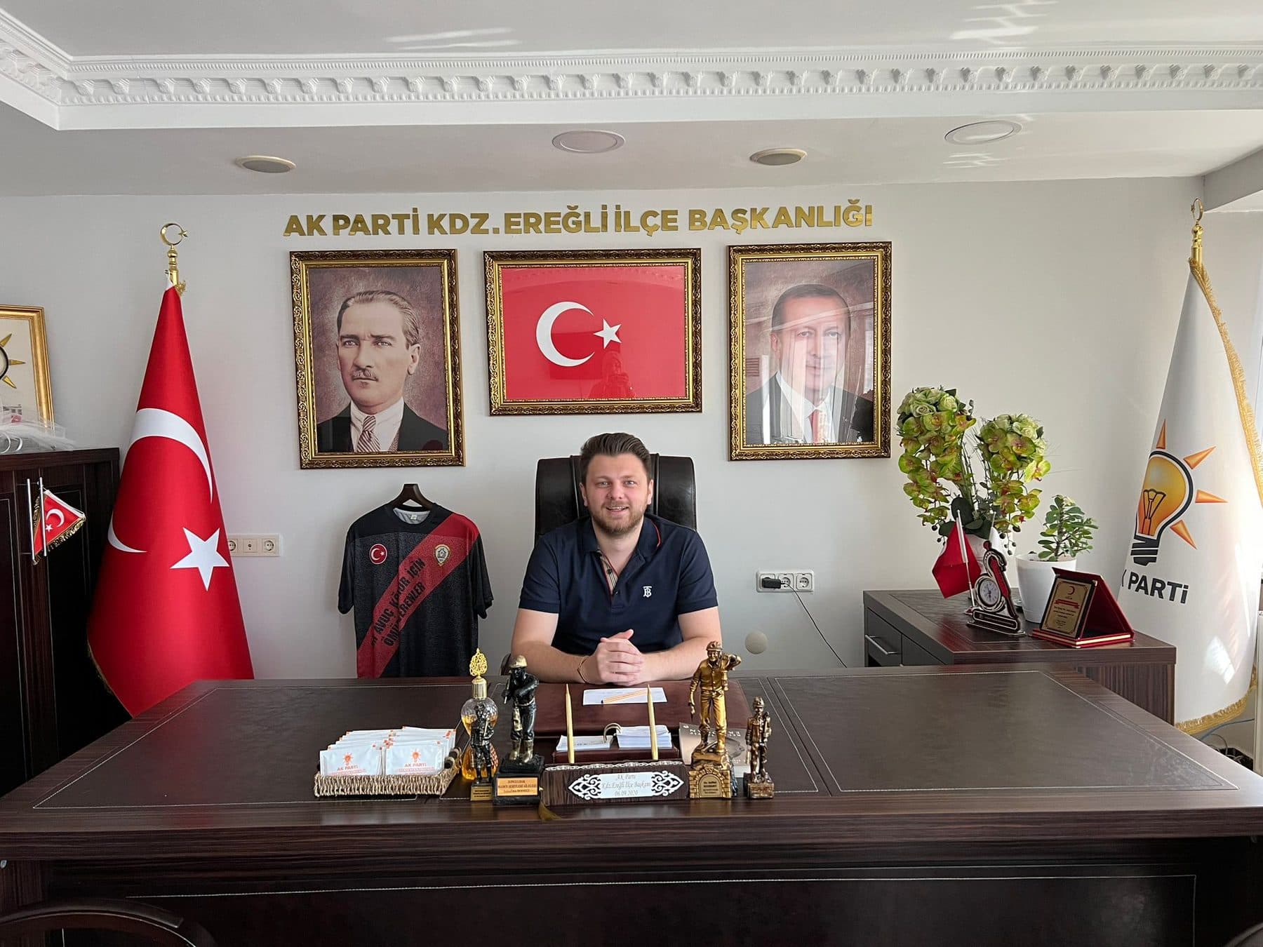 Ömer Yazıcıoğlu, AK Parti Kdz. Ereğli İlçe Başkanlığı makam odasında masasında