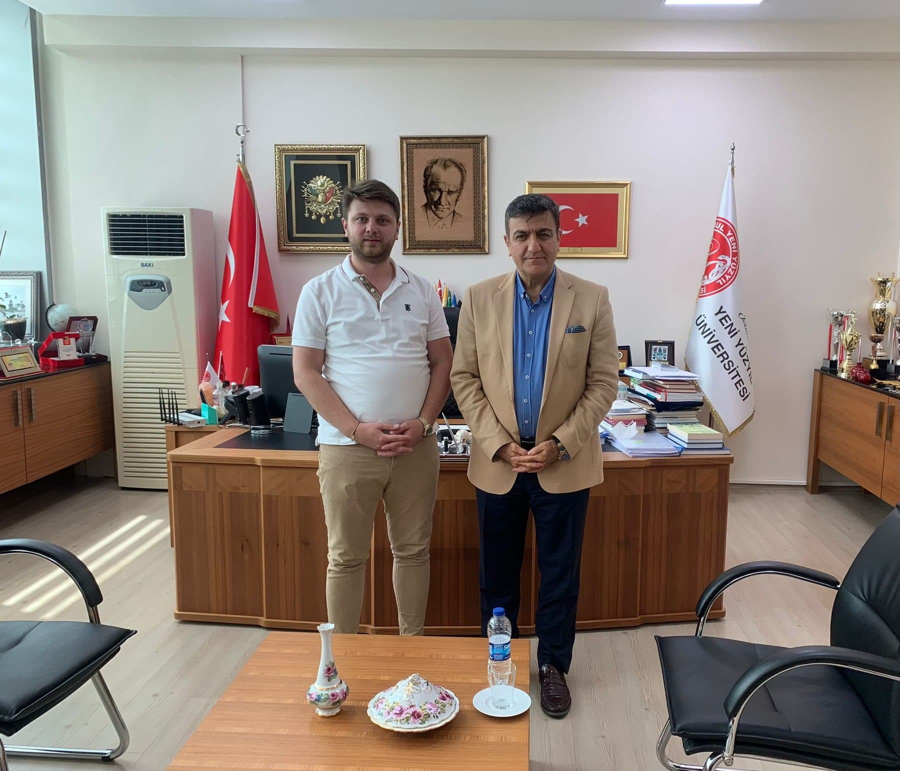 Ömer Yazıcıoğlu, Yeni Yüzyıl Üniversitesi’ne ait bir ofiste bir yetkiliyle