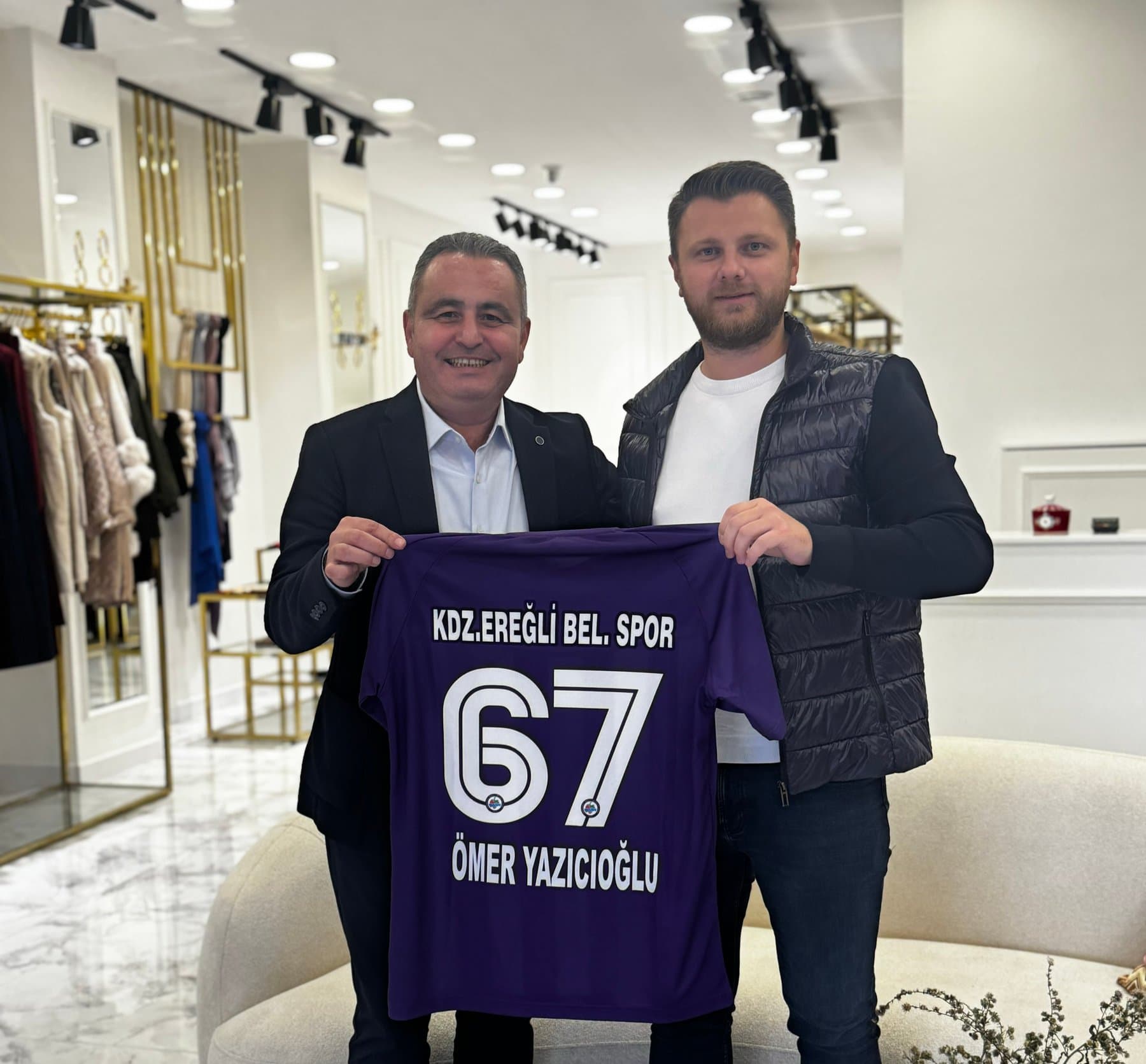 Ömer Yazıcıoğlu, üzerinde adı yazılı Kdz. Ereğli Belediye Spor formasını kulüp yetkilisiyle birlikte tutarken