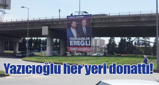 Köprü korkuluğuna asılmış “Teşekkürler Ereğli” yazılı büyük afiş