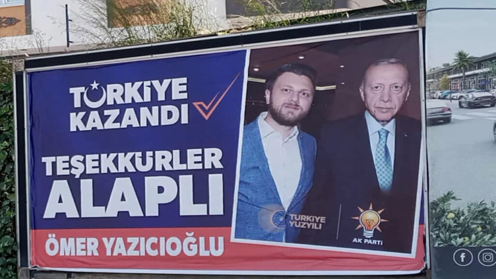 Üzerinde “Türkiye Kazandı — Teşekkürler Alaplı” yazan tebrik afişi